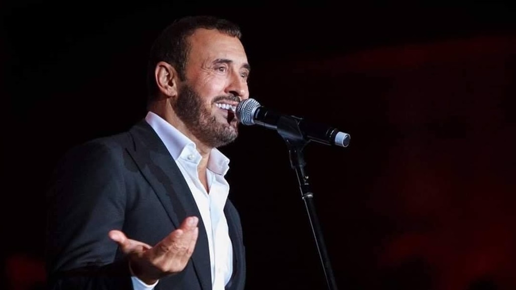 معجبة تلقي &quot;سبحة&quot; على كاظم الساهر خلال حفله بدبي (فيديو)