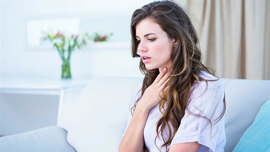 امرأة تتخلص من عظم عالق في حلقها بطريقة "عجيبة".. هذه التفاصيل