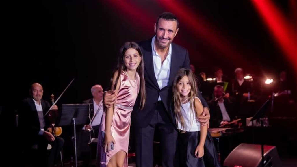 أحفاد كاظم الساهر يخطفون الأنظار ويشاركونه الغناء على المسرح (فيديو)