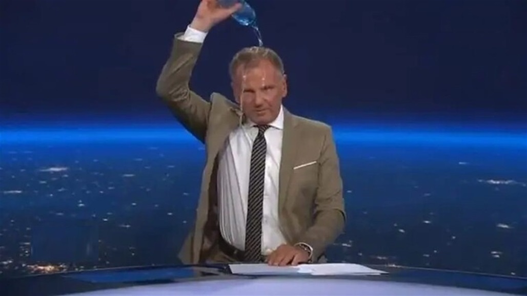 مذيع شهير يسكب الماء على رأسه في نهاية نشرته الإخبارية! (فيديو)