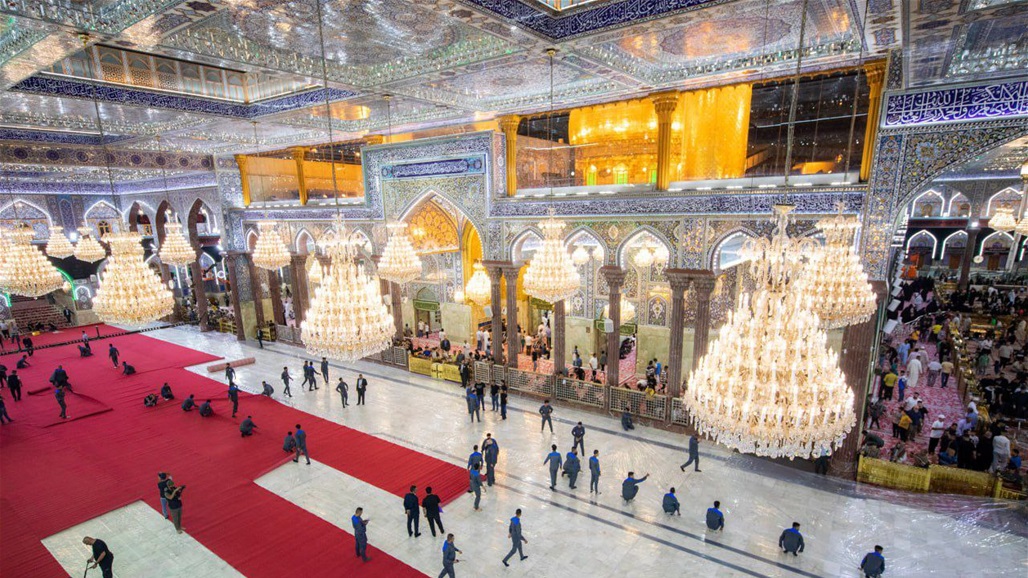 بالصور.. فرش مرقد الامام الحسين (ع) بـ&quot;الكاربت&quot; الاحمر استعدادا لشهر محرم