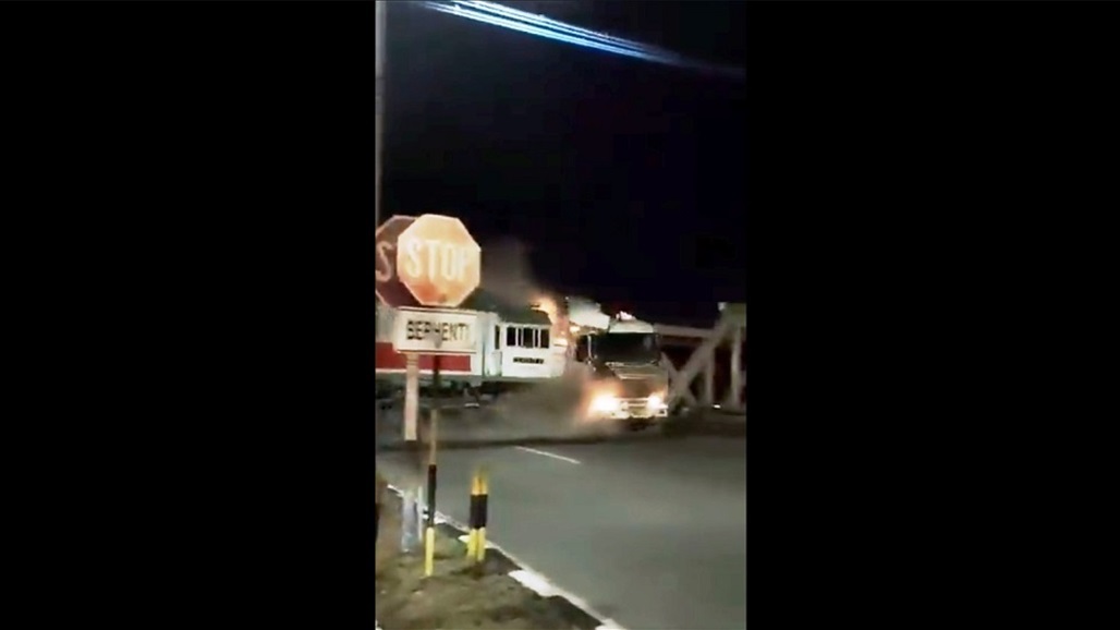 بالفيديو.. قطار يصطدم بشاحنة تعطلت على سكة الحديد في إندونيسيا