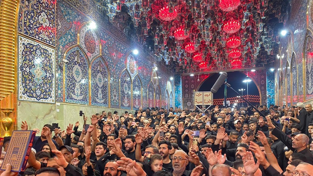 بالصور.. المواكب الحسينية في كربلاء ترفع القرآن الكريم