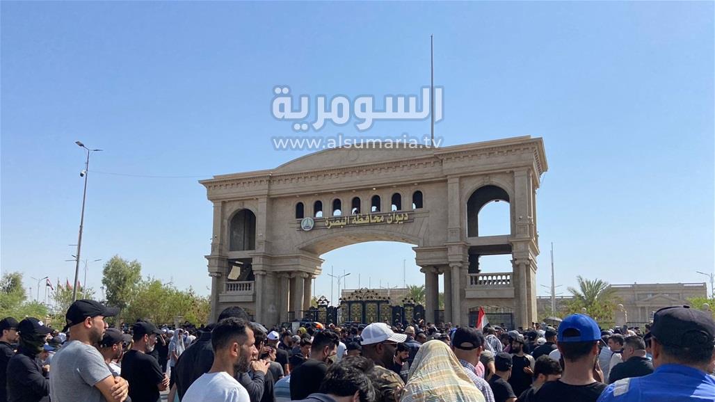 للمطالبة بتعديل سلم الرواتب.. تظاهرة لموظفي الدولة في البصرة (صور)