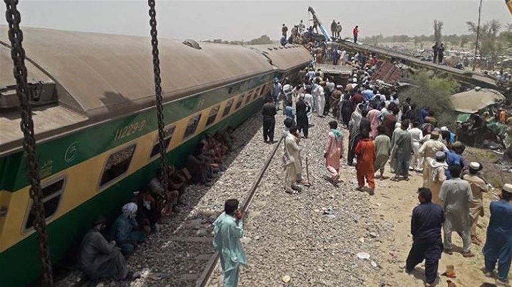 خروج قطار عن مساره يودي بحياة 15 مواطنا في باكستان (فيديو)