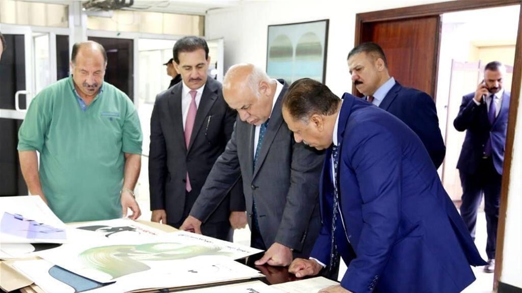 تشكيلي عراقي مغترب يهدي بلاده 100 عمل فني