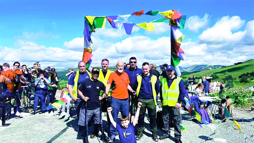 طفل مبتور الساقين يتسلق قمة بارتفاع 238 متراً في بريطانيا