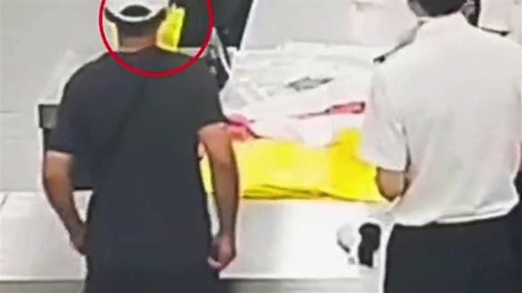 بالفيديو.. رجل يحشو جيوبه 14 ثعبانا ويحاول تهريبها عبر الحدود الصينية