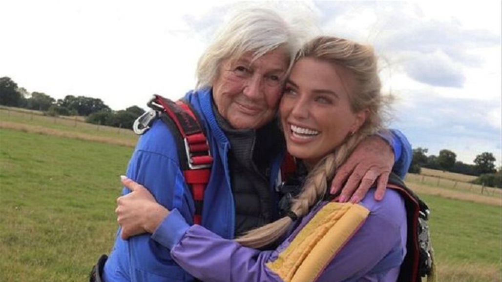  بريطانية تحتفل بعيد ميلادها التسعين بطريقة غير متوقعة (صور)