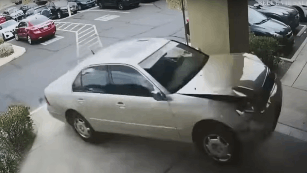 بالفيديو.. أمريكية تقتحم صالون حلاقة بسيارتها