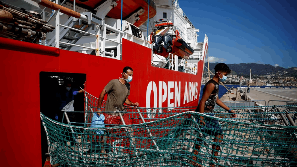 خلال 48 ساعة.. إيطاليا تحتجز سفينتين لانقاذ المهاجرين 