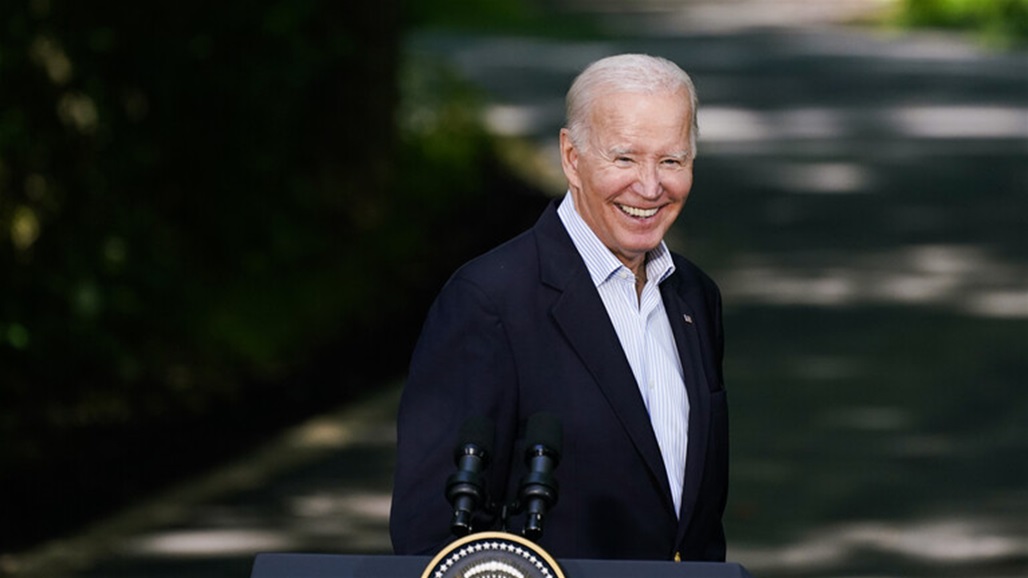 تزامناً مع اعتقاله.. بايدن يسخر من ترامب بتغريدة