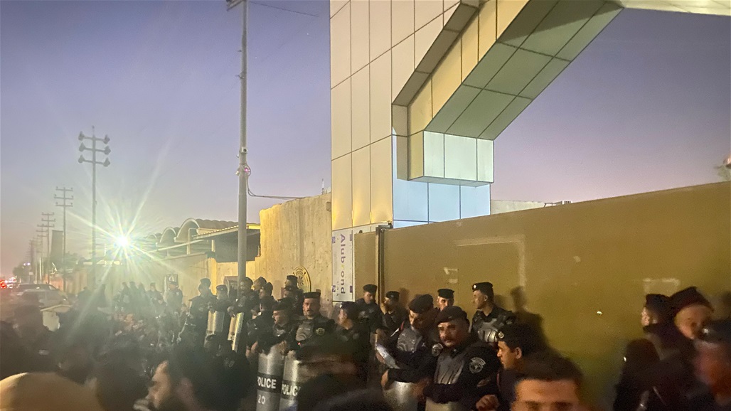 بسبب "التلاعب بالأسماء".. المحاضرون يتظاهرون امام تربية البصرة (صور)