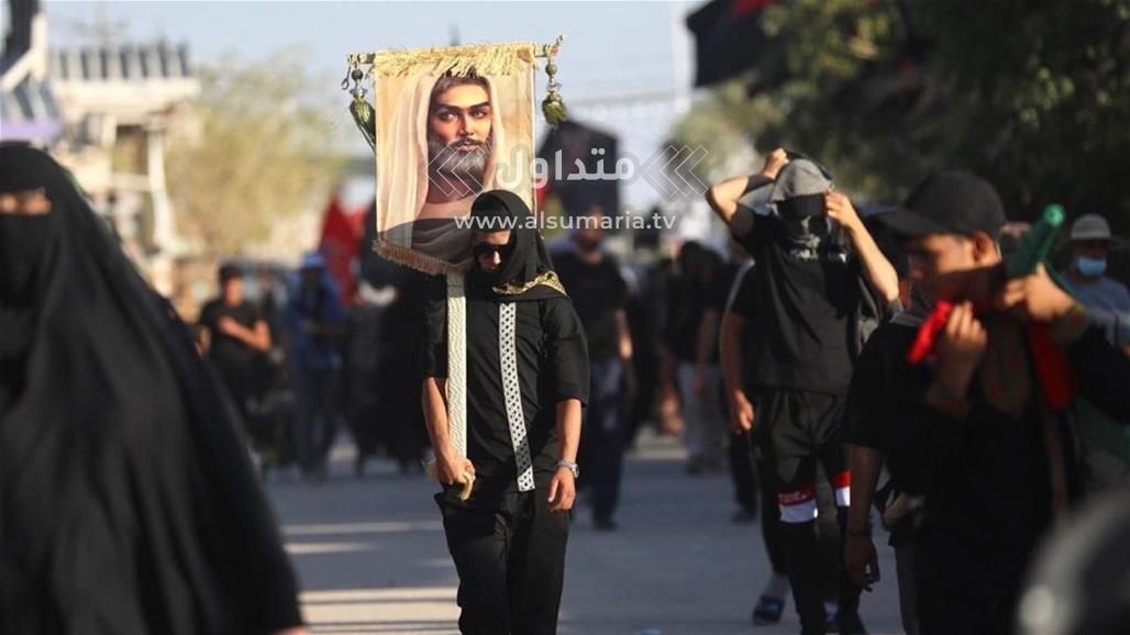 عراقيون وأجانب.. طريق نجف - كربلاء يغّص بزوار أربعينية الامام الحسين (صور)