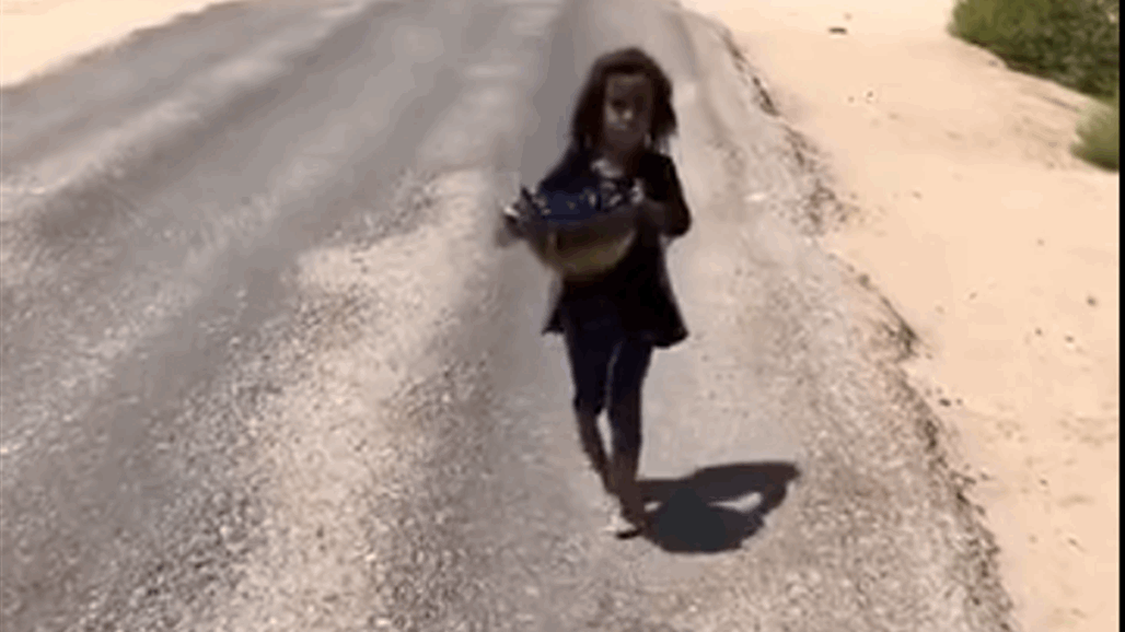 طفلة عراقية &quot;فقيرة&quot; تدهش العالم بكرمها خلال زيارة الاربعين.. عراقيون: اصنعوا لها تمثالاً (فيديو) 