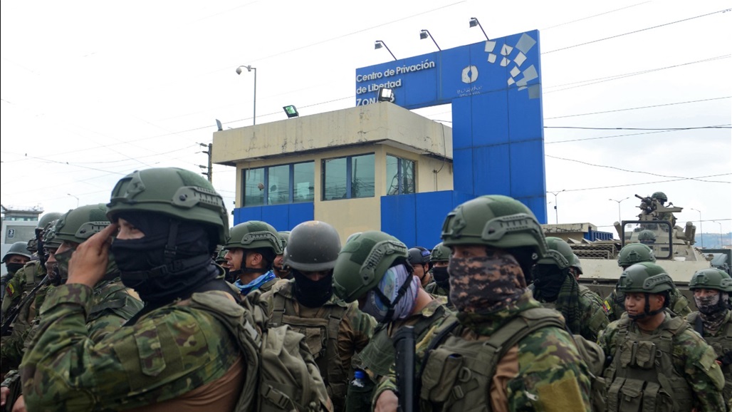 "انقلبت الآية".. سجناء يحتجزون 57 حارسا وشرطيا في الإكوادور