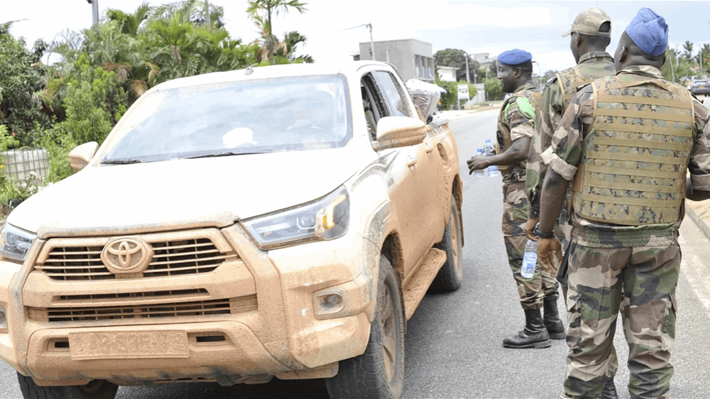 قادة الانقلاب في الغابون يعيدون فتح الحدود 
