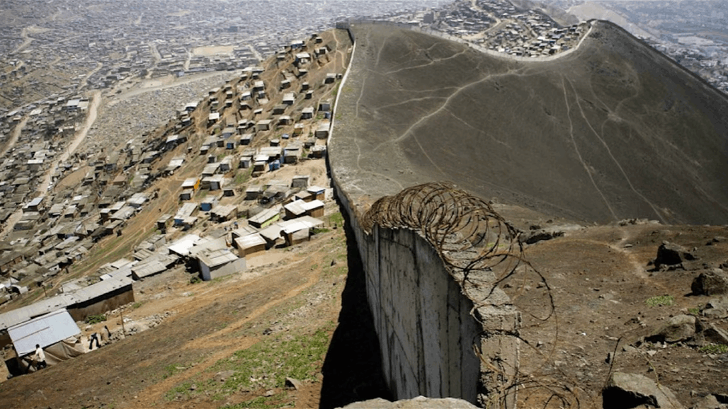 الفاصل بين الفقراء والاغنياء.. البيرو تهدم "جدار العار" 