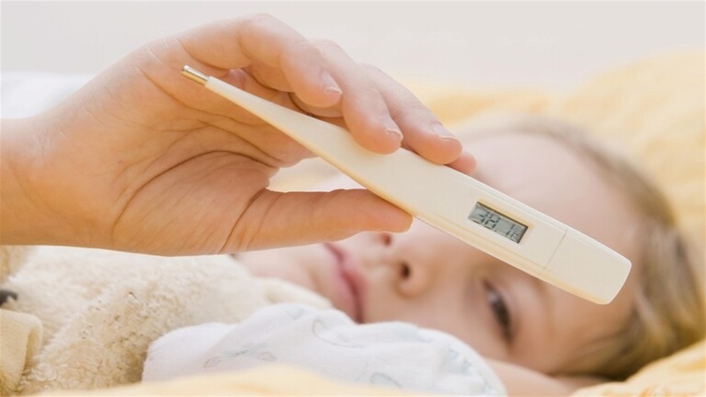 ما الطريقة الصحيحة لخفض درجة حرارة الطفل؟