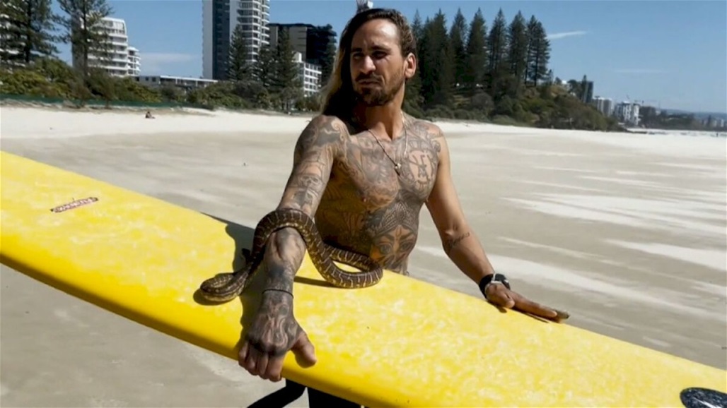 تغريم أسترالي 1500 دولار لركوبه الأمواج مع ثعبانه