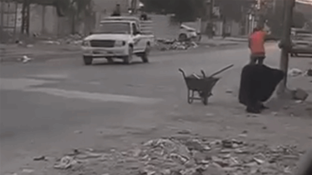 ام تخرج مع ابنها عامل النظافة لتساعده في بغداد.. فيديو يثير حفيظة العراقيين 