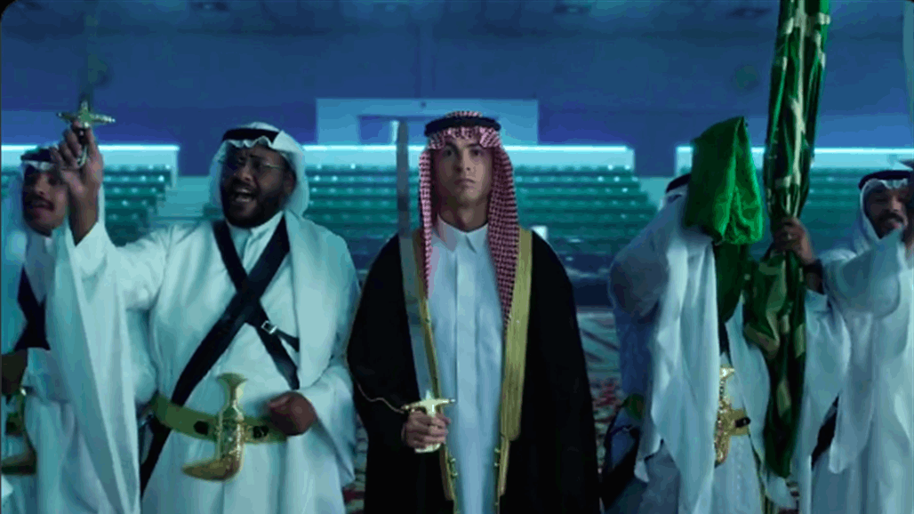 على خطى ميسي.. رونالدو يرتدي &quot;البشت&quot; في السعودية (فيديو)