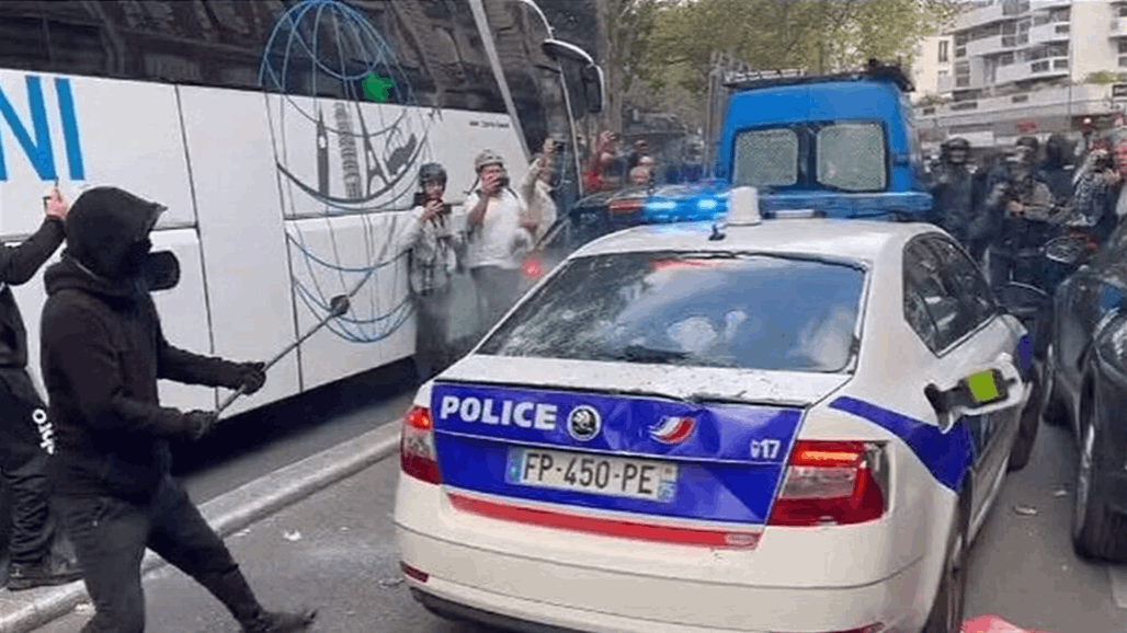 باريس.. محتجون يهاجمون سيارة شرطة (فيديو)