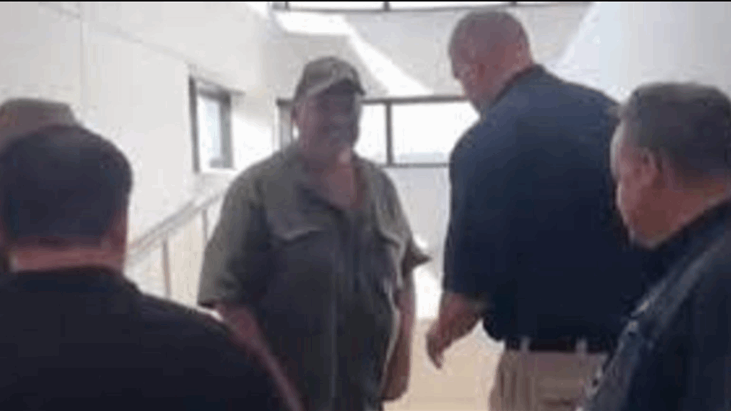 واجه الشرطة بالضحك.. اعتقال مدان بجريمة قتل بقي هارباً لمدة 32 عاماً (فيديو)