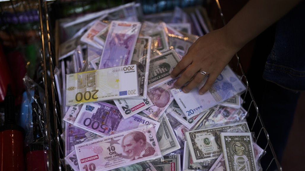 الليرة التركية عند أدنى مستوى لها أمام الدولار 