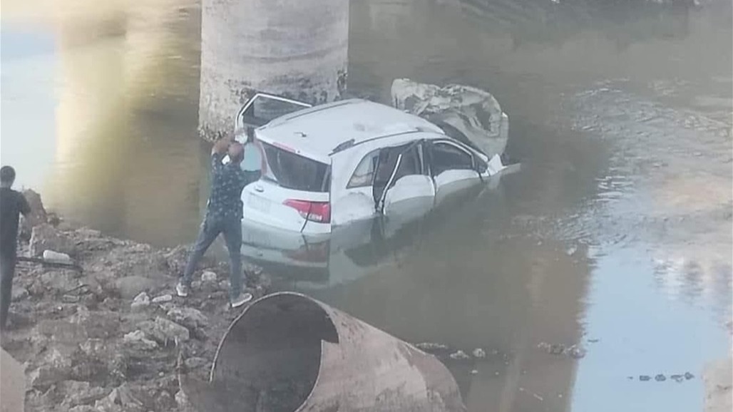 سقوط "سيارة" من أعلى جسر الحفار في الديوانية (صور)