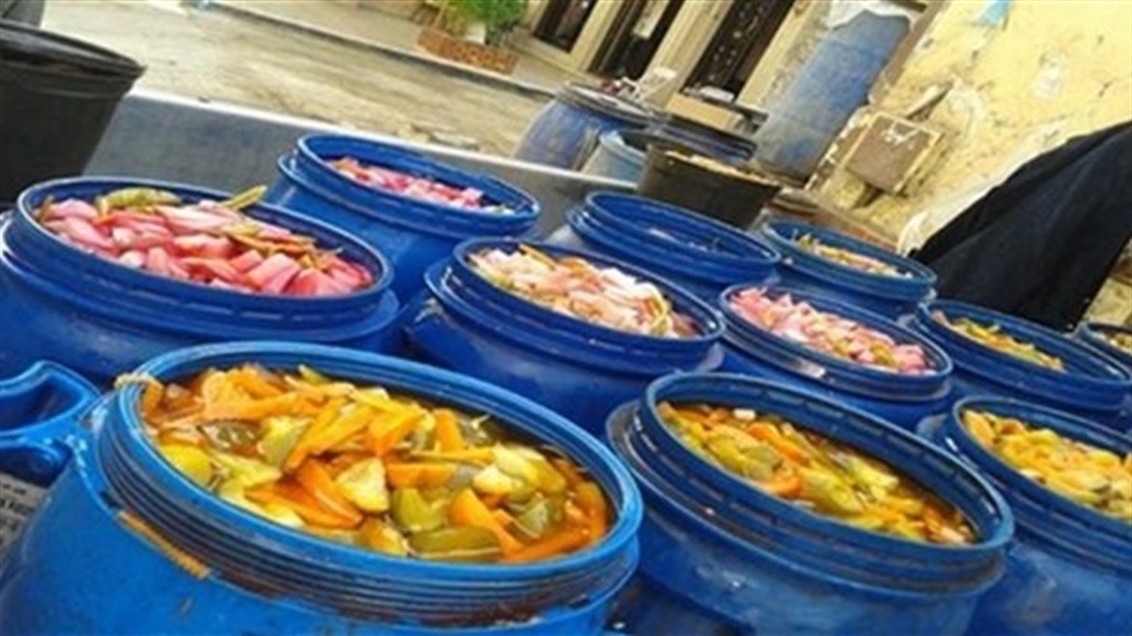 اغلاق معمل واتلاف 3 أطنان من المخللات غير الصالحة بمحافظة عراقية (صور)