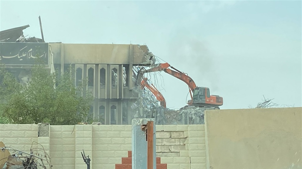 احُترق قبل 5 سنوات وهذا بديله.. المباشرة بإزالة مبنى محافظة البصرة (صور)