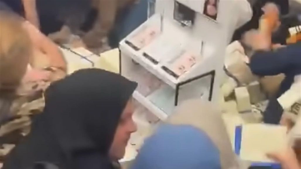 اقتتال نسائي على &quot;مسكارة مجاناً&quot; يثير غضب العراقيين.. مينا الشيخلي تبرر (فيديو وصور)