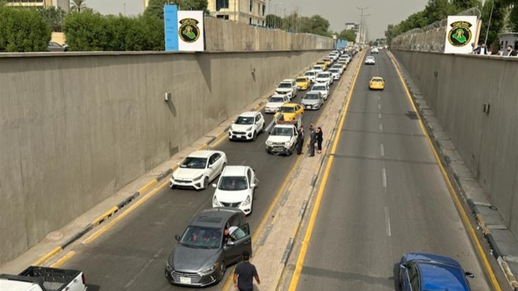 حادث سير يتسبب بزحامات مرورية بمدخل نفق الزيتون في بغداد (صور) 