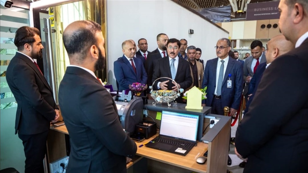 محافظ البنك المركزي يفتتح منافذ جديدة لبيع الدولار في مطار بغداد  