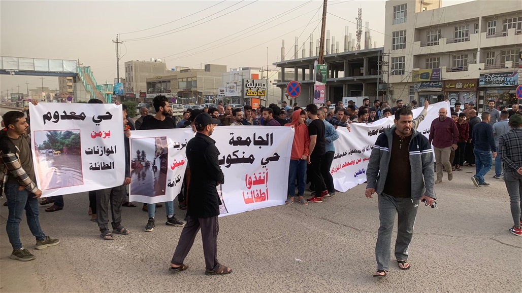 محتجون غاضبون يقطعون شارعاً حيوياً في الديوانية