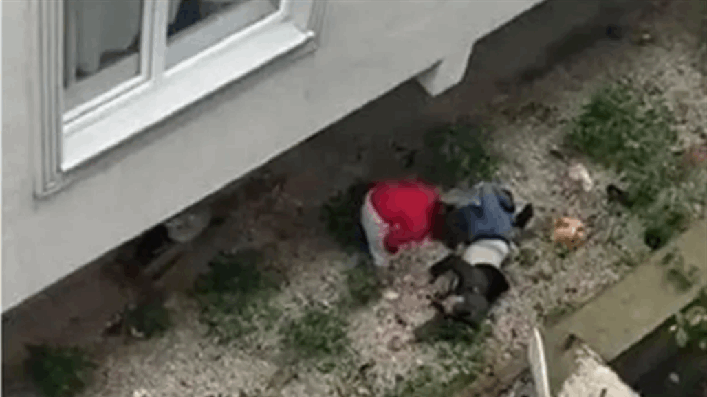 "كن رجلاً واهتم بي".. تركية تلقي زوجها من الطابق الثاني (فيديو)