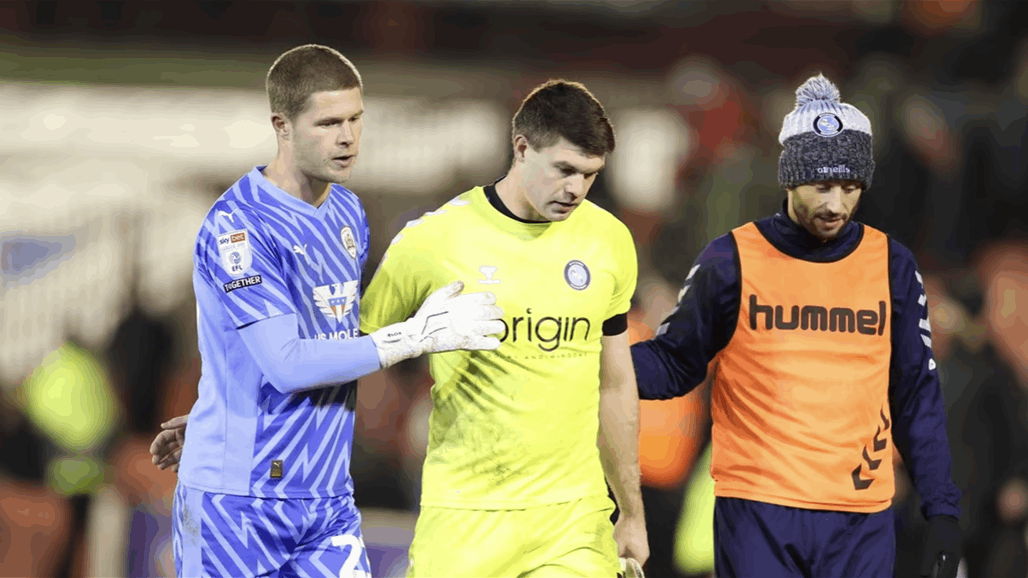 خطأ مضحك من حارس في دوري الدرجة الثانية الإنجليزي (فيديو)