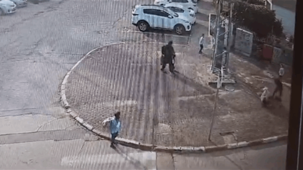 فيديو قد لا تستطيع مشاهدته.. اسرائيلي يطعن سيدة فلسطينية حامل أمام أطفالها