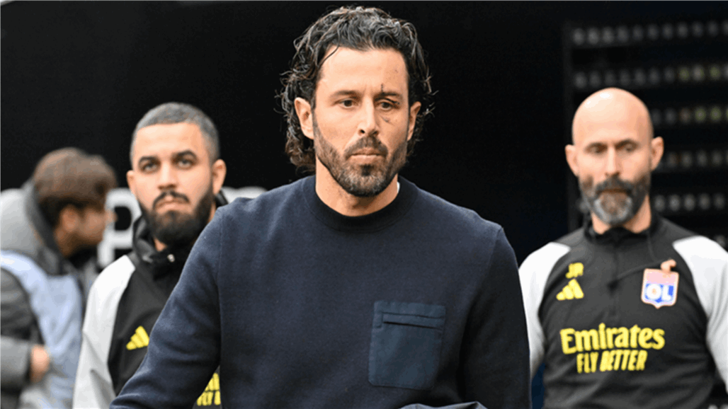 ليون الفرنسي يقيل مدربه بعد شهرين من تعيينه 