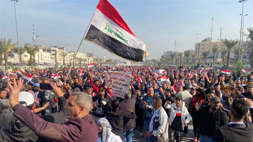 To adjust the salary scale.. Employees of 8 ministries fill Tahrir on Victory Day (photos)