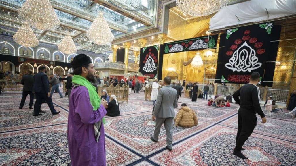 قاطعين مسافة 6 آلاف كم سيراً على الأقدام.. زائران من الهند يصلان كربلاء (صور) 