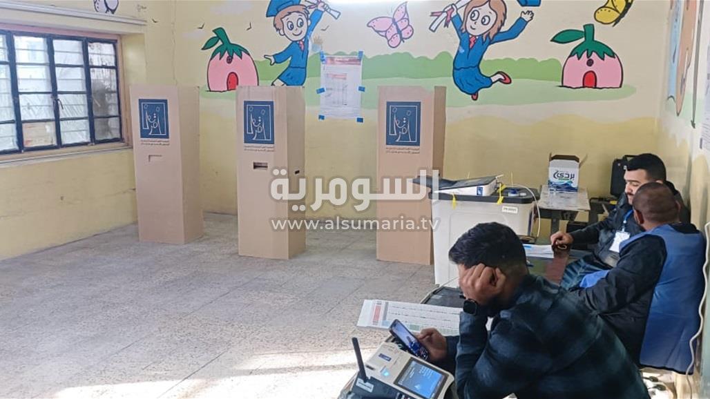قبيل إغلاق الصناديق بثلاث ساعات.. مركز انتخابي خالٍ من الناخبين في بغداد (صور)