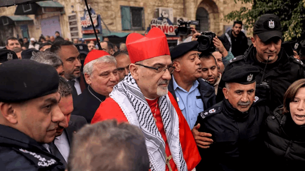 &quot;بموكب صامت&quot;.. بطريرك القدس اللاتين يصل كنيسة المهد 