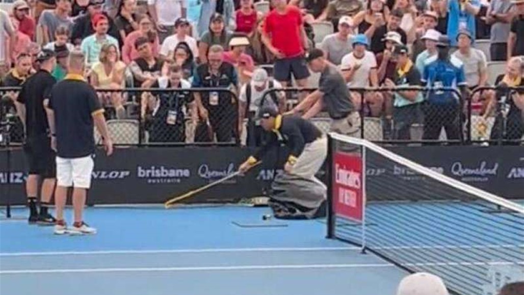 ثعبان سام يوقف مباراة تنس في أستراليا (فيديو)