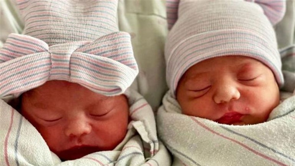 الفارق دقيقة واحدة.. توأمان يحتفلان بأعياد ميلادهما بتواريخ مختلفة والسبب