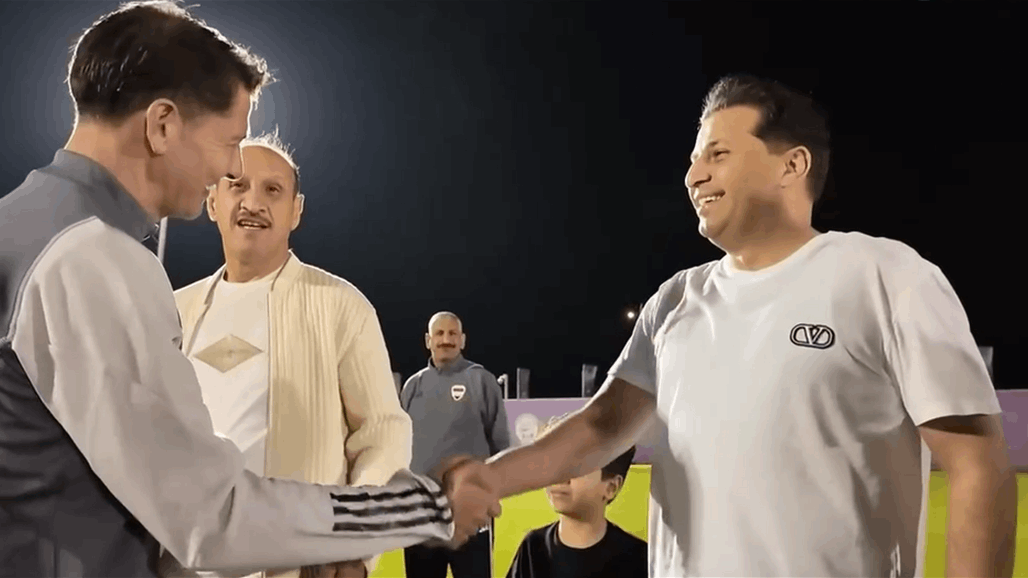 مفتن يزور المنتخب الوطني في معسكره بالأمارات ويلقي رسالته (فيديو)