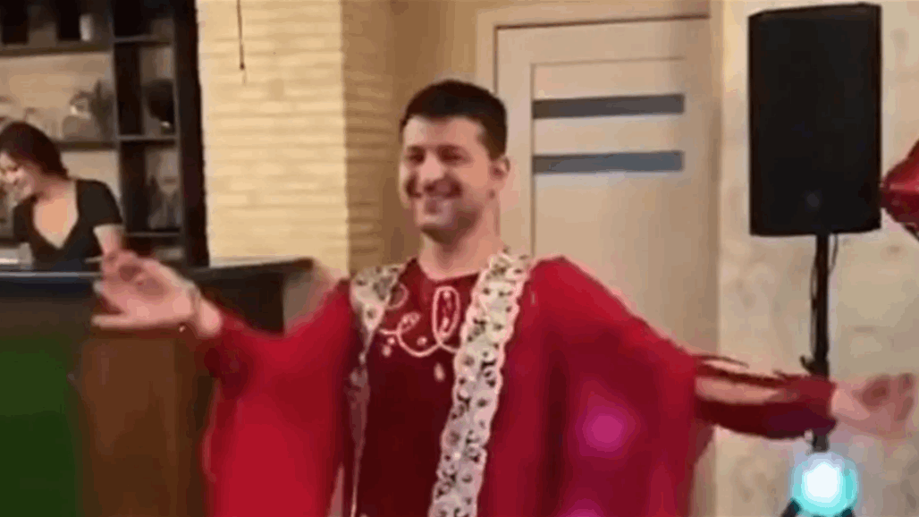 رقص شرقي ببدلة حمراء.. فيديو "متداول" لزيلينسكي يثير ضجة كبيرة (شاهد)
