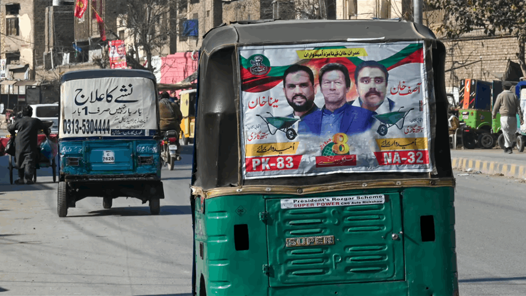 باكستان.. مرشحو عمران خان المسجون يتصدّرون الانتخابات