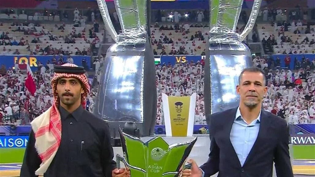 عراقي يحمل كأس آسيا 2023